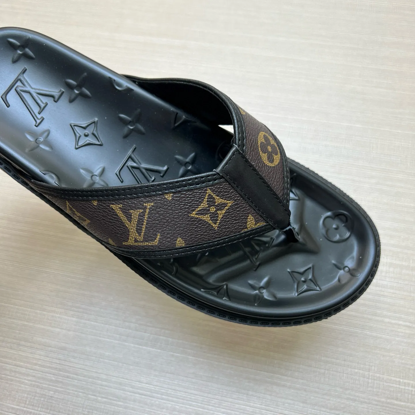 P270🏆Louis Vuitton 🏆[Louis Vuitton] Spring/Summer 2025 [Men's Flip Flops] 🎯🎯As an active family in the fashion industry ⭐ Lv is characterized by bold innovation ⚡Create this casual business style for Chinese fashionable men ✨The fabric is made of imported high-grade cowhide 🔥 Clean and neat ⚡Fashionable and elegant🌹Breathable, sweat-absorbent and deodorant👈So luxurious, high-end and domineering. 👍Must be sold if you repost the picture. Number of yards: 38--46. Color: 🎉 For large quantities. Welcome to repost.